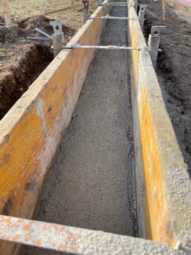 betoniranje betonskega temelja ograje
